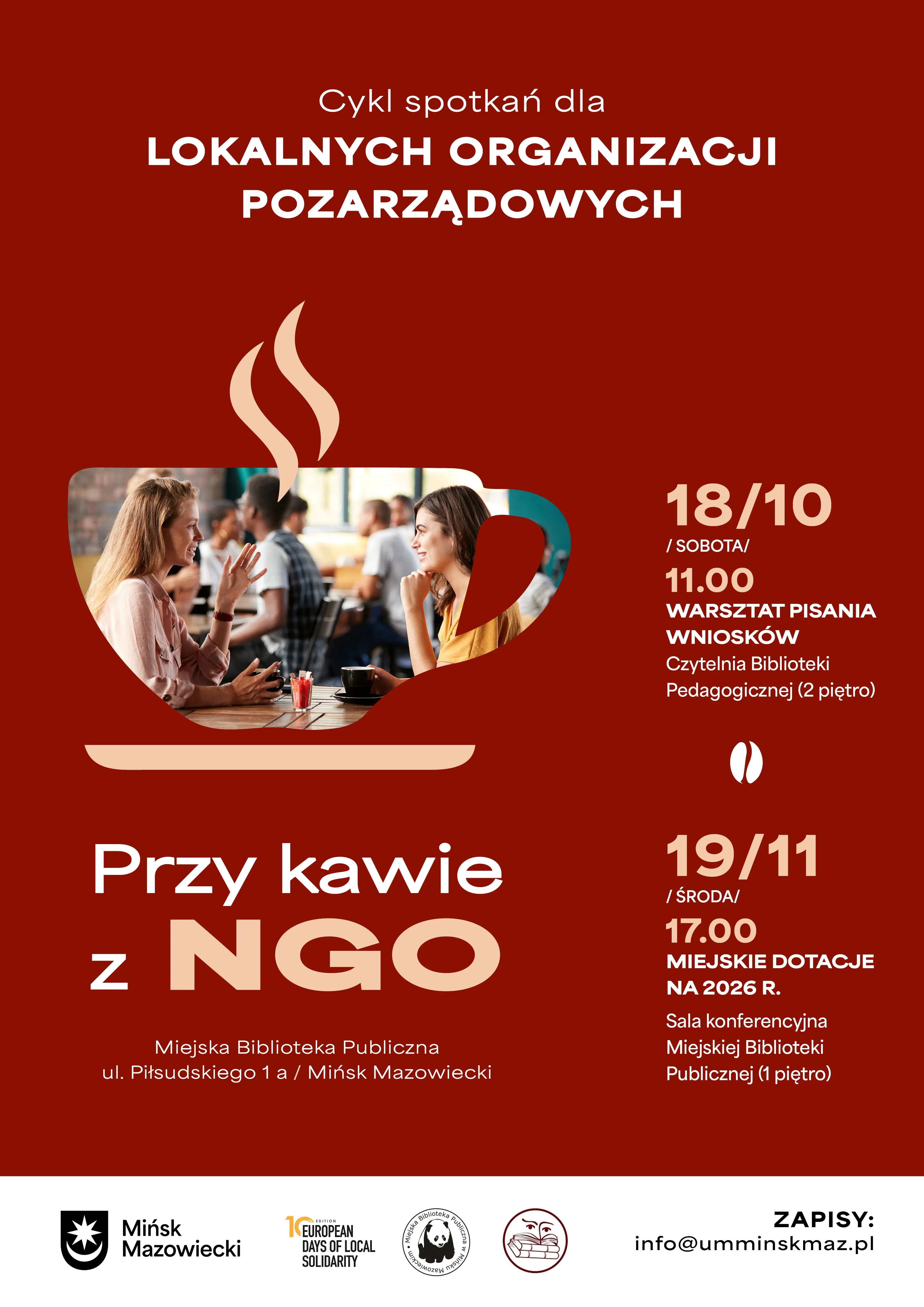 Na czerwonym tle grafika filiżanki kawy z parą unoszącą się z niej, w filiżance zdjęcie dwóch rozmawiających kobiet w kawiarni. Tekst informuje o cyklu spotkań dla lokalnych organizacji pozarządowych pod hasłem "Przy kawie z NGO". Wydarzenia odbywają się w Miejskiej Bibliotece Publicznej w Mińsku Mazowieckim. Pierwsze spotkanie 18 października o 11:00 - warsztat pisania wniosków, drugie 19 listopada o 17:00 - temat miejskie dotacje na 2026 rok. Na dole logotypy miasta Mińsk Mazowiecki i partnerów oraz dane do zapisu.